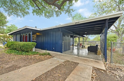 East Congress House | The Row on SoCo – Your Austin Basecamp