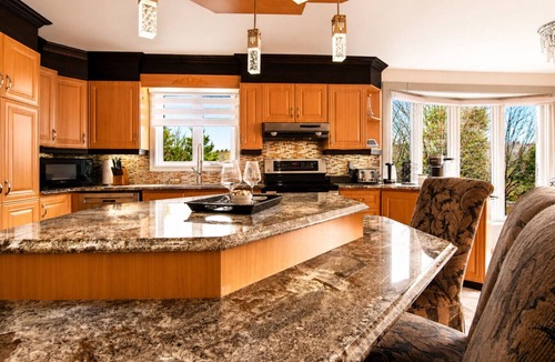 Eastern Townships Villa | The Royal Palace 18 people | Pool & Spa | Leisure