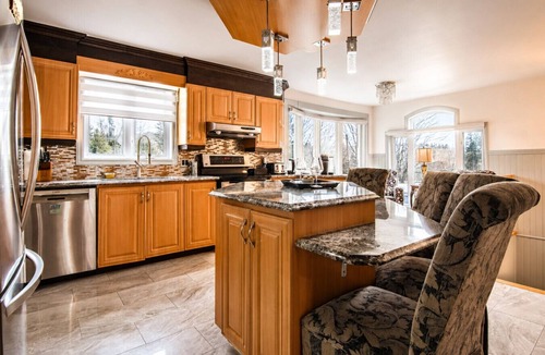 Eastern Townships Villa | The Royal Palace 18 people | Pool & Spa | Leisure