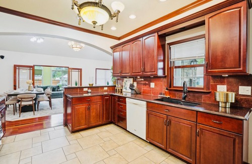 Greater South Side House | The Royal Palace/pool/Jacuzzi/Theater/Pool table/Fire pit.