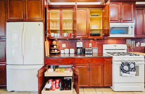 Greater South Side House | The Royal Palace/pool/Jacuzzi/Theater/Pool table/Fire pit.