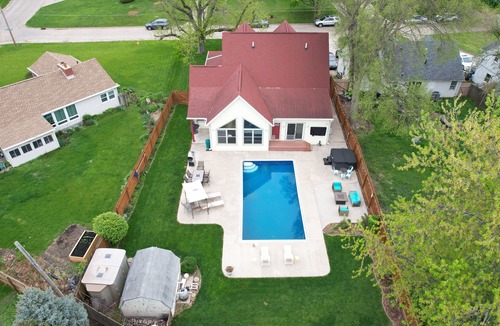 Greater South Side House | The Royal Palace/pool/Jacuzzi/Theater/Pool table/Fire pit.
