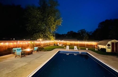 Greater South Side House | The Royal Palace/pool/Jacuzzi/Theater/Pool table/Fire pit.