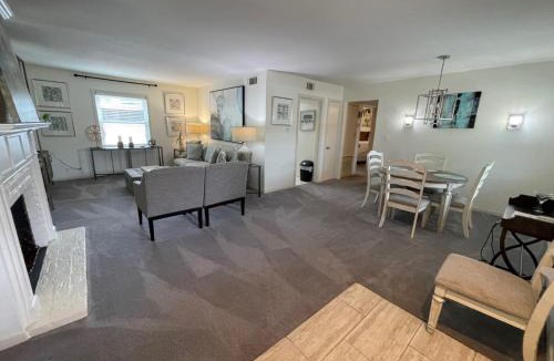 Uptown Apartment | The Royal Room at Galleria