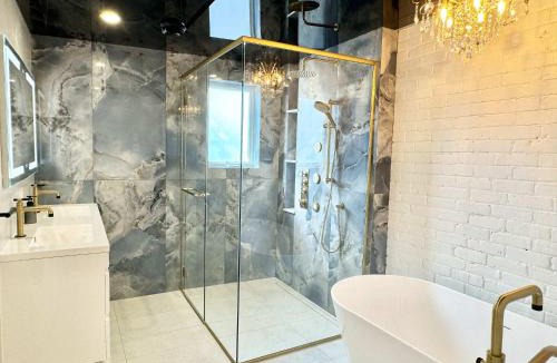 Boischatel Apartment | The Royal Suite - Hot Tub - Free EV Chrger