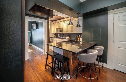 Arsenal House | The Royal Treatment Downtown, Great for Travels