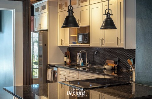 Arsenal House | The Royal Treatment Downtown, Great for Travels
