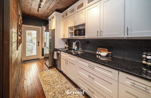 Arsenal House | The Royal Treatment Downtown, Great for Travels