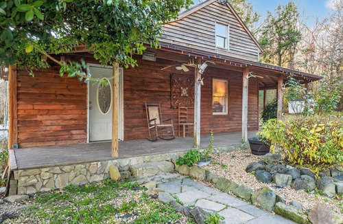 Granville County Cabin | The Rustic Roost - 1-bedroom cabin in Oxford
