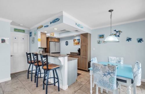Holmes Beach House | The S 2a 1 Bedroom Villa by RedAwning