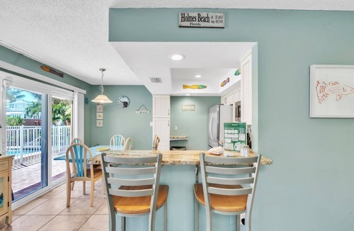 Holmes Beach House | The S 2b 2 Bedroom Villa by RedAwning