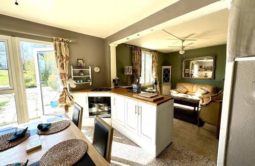 Saint-Pierre-le-Moutier Cottage | The Sage Lodge