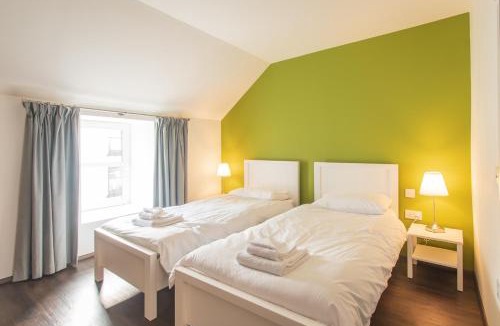 Bowmore Apartment | The Saddlers House - best price per bed