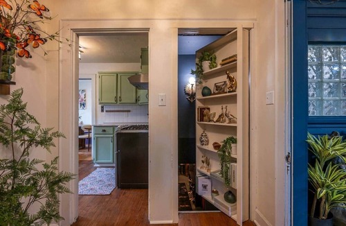 Lee's Summit House | The Sage Manor: Historic 3B2B Speakeasy + Hot Tub + Spa