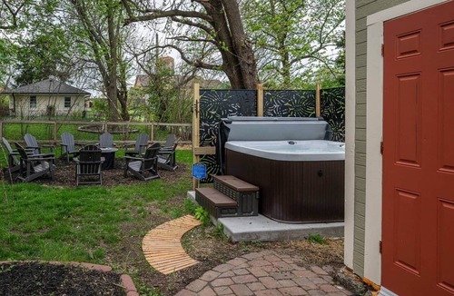 Lee's Summit House | The Sage Manor: Historic 3B2B Speakeasy + Hot Tub + Spa