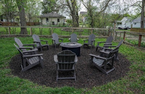 Lee's Summit House | The Sage Manor: Historic 3B2B Speakeasy + Hot Tub + Spa