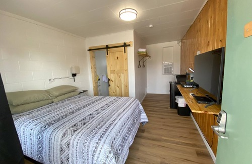 Saratoga Hotel | The Sage Motel