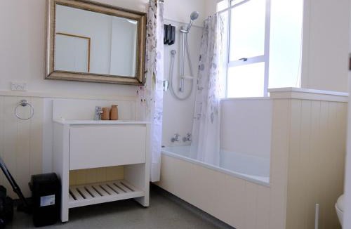 Lyall Bay Apartment | The Salt & Stock Studio-Lyall Bay