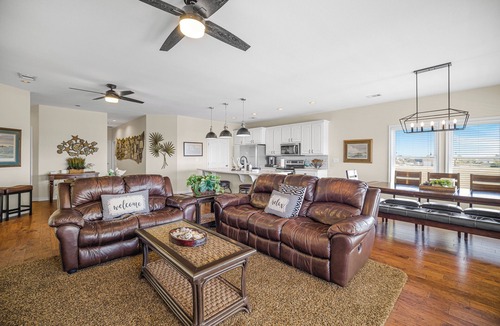 Port O Connor House | The Salty Marlin in Larry's Harbor POCn 4 Bedrooms w/4 Full Bathrooms