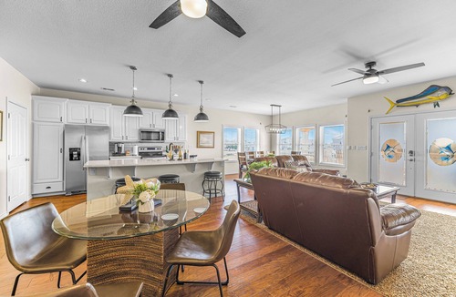 Port O Connor House | The Salty Marlin in Larry's Harbor POCn 4 Bedrooms w/4 Full Bathrooms