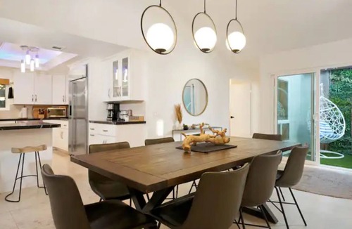 Airport Area House | The Sanctuary: Stunning 4B Getaway+ Backyard Oasis