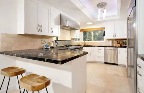Airport Area House | The Sanctuary: Stunning 4B Getaway+ Backyard Oasis