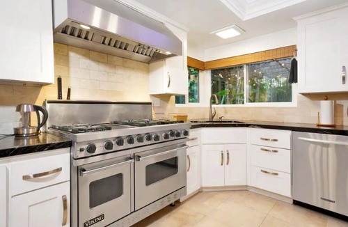 Airport Area House | The Sanctuary: Stunning 4B Getaway+ Backyard Oasis