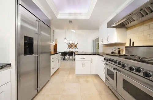 Airport Area House | The Sanctuary: Stunning 4B Getaway+ Backyard Oasis