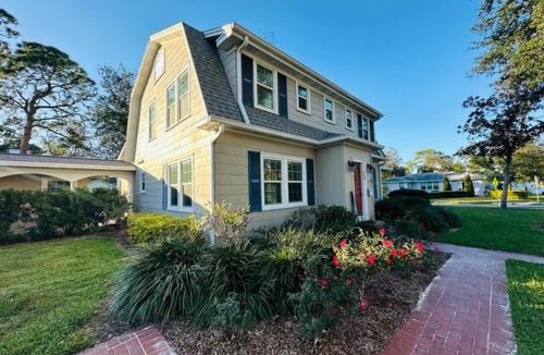 Bradenton Villa | The Sand Castle - Cozy Oasis with Hot Tub