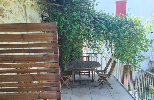 Saint-Jean-de-Valeriscle Apartment | The Sand Rose - 5 people