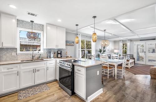 Clipper Cove House | The Sandpiper Crystal Beach*Pool*FirePit*BeachSvc