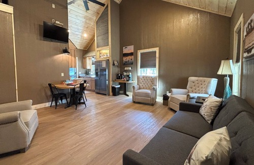 Vian Cabin | The Sandtown 3 bedroom Cabin