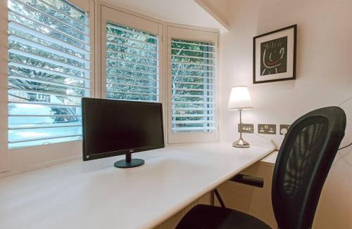 Richmond-upon-Thames Apartment | The Sandy Studio Flat in Petersham