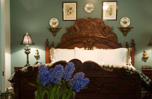 Central Arlington Hotel | The Sanford House Inn & Spa