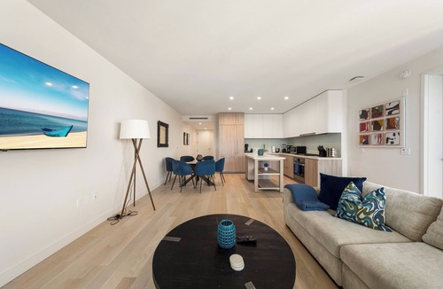 Downtown Bed & Breakfast | The Sapphire Nest' Luxury Condo Walk to Beach & Pier Rooftop Pool, Gym Parking