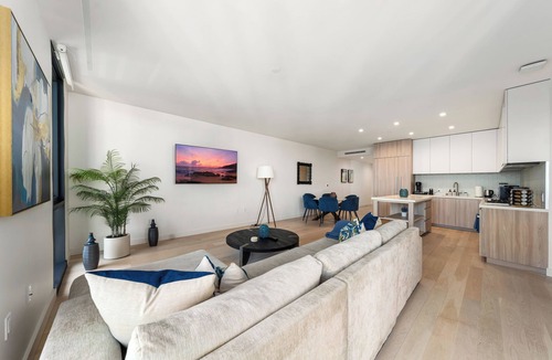 Downtown Bed & Breakfast | The Sapphire Nest' Luxury Condo Walk to Beach & Pier Rooftop Pool, Gym Parking