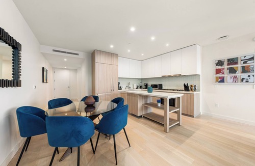 Downtown Bed & Breakfast | The Sapphire Nest' Luxury Condo Walk to Beach & Pier Rooftop Pool, Gym Parking