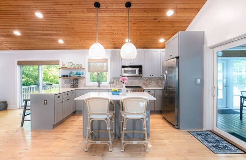 Sawyer House | The Sawyer Cottage/3 season porch/hot tub/fire pit/jungle gym/large fenced yard