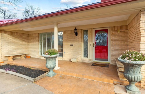 Sayles Blvd. Area House | The Scarlet- Best Place to stay!n