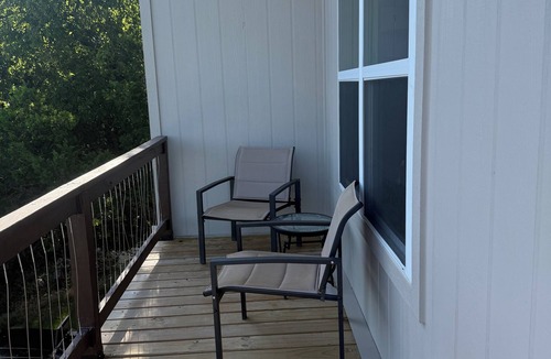Copperas Cove House | The Scenic escape/Little White House on a Hill