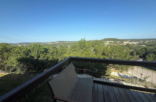 Copperas Cove House | The Scenic escape/Little White House on a Hill