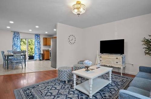 Bristol Apartment | The Schooner Suite - King Bed, Pets welcome!