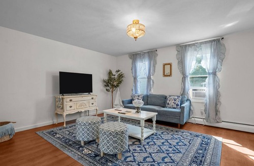 Bristol Apartment | The Schooner Suite - King Bed, Pets welcome!