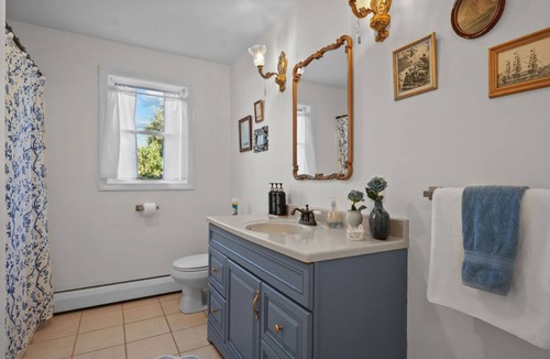 Bristol Apartment | The Schooner Suite - King Bed, Pets welcome!