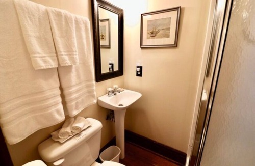 Downtown Niagara Falls Bed & Breakfast | The Scott Room w/queen bed