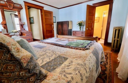 Downtown Niagara Falls Bed & Breakfast | The Scott Room w/queen bed