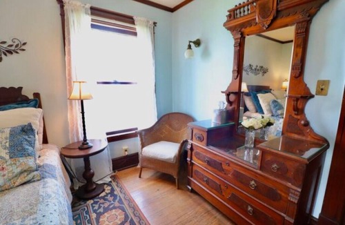 Downtown Niagara Falls Bed & Breakfast | The Scott Room w/queen bed