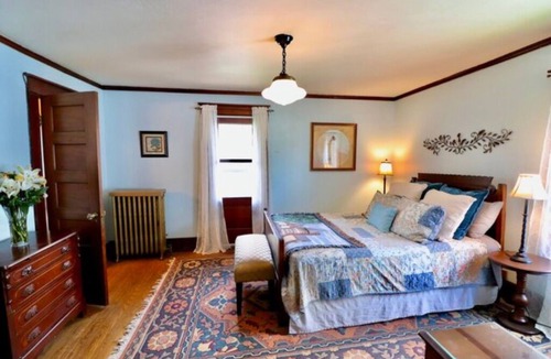 Downtown Niagara Falls Bed & Breakfast | The Scott Room w/queen bed