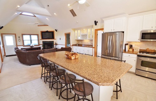 Avon House | The Sea Star - Canal Front All One level - 4 Bedroom House, Pool, Large Docks