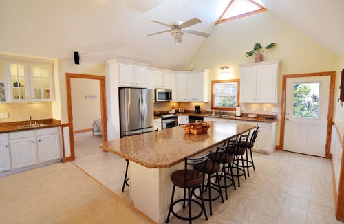 Avon House | The Sea Star - Canal Front All One level - 4 Bedroom House, Pool, Large Docks